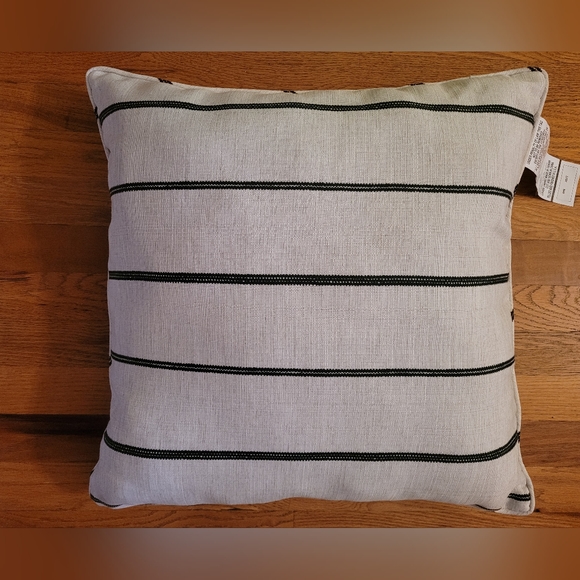 NEW Solarium Brentwood Originals Indoor Outdoor Black, White & Tan Pillo… - Picture 2 of 7